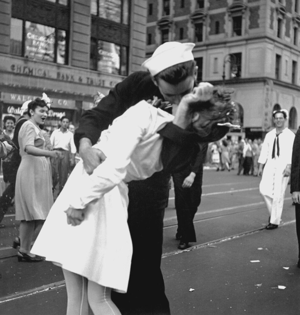 How to Win A War - V-day kiss in Times Square